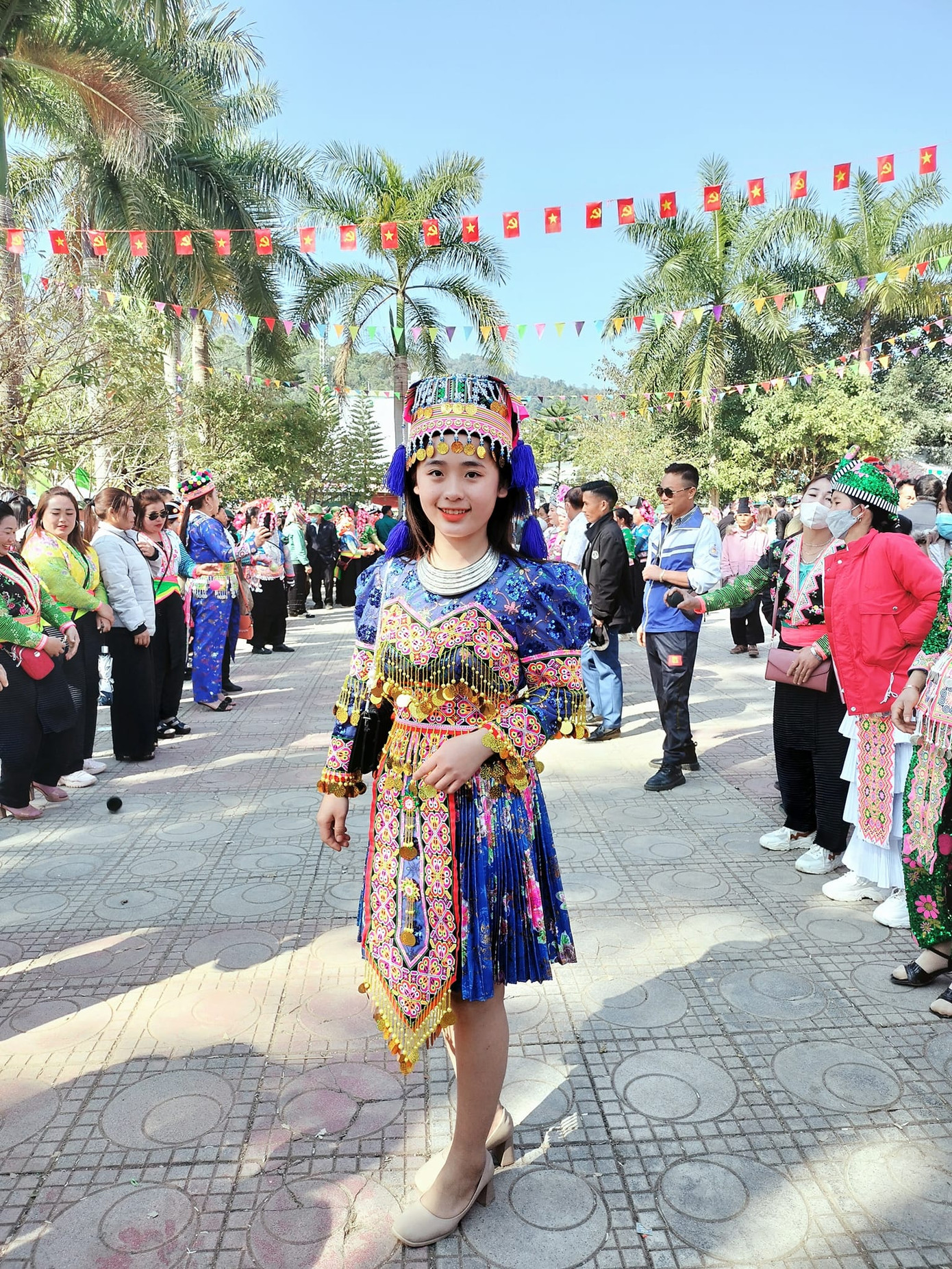 Tết cũng là dịp để các đôi trai gái người H’Mông tìm hiểu nhau qua trò chơi ném pao. Tết cũng là dịp để các đôi trai gái người H’Mông tìm hiểu nhau qua trò chơi ném pao.