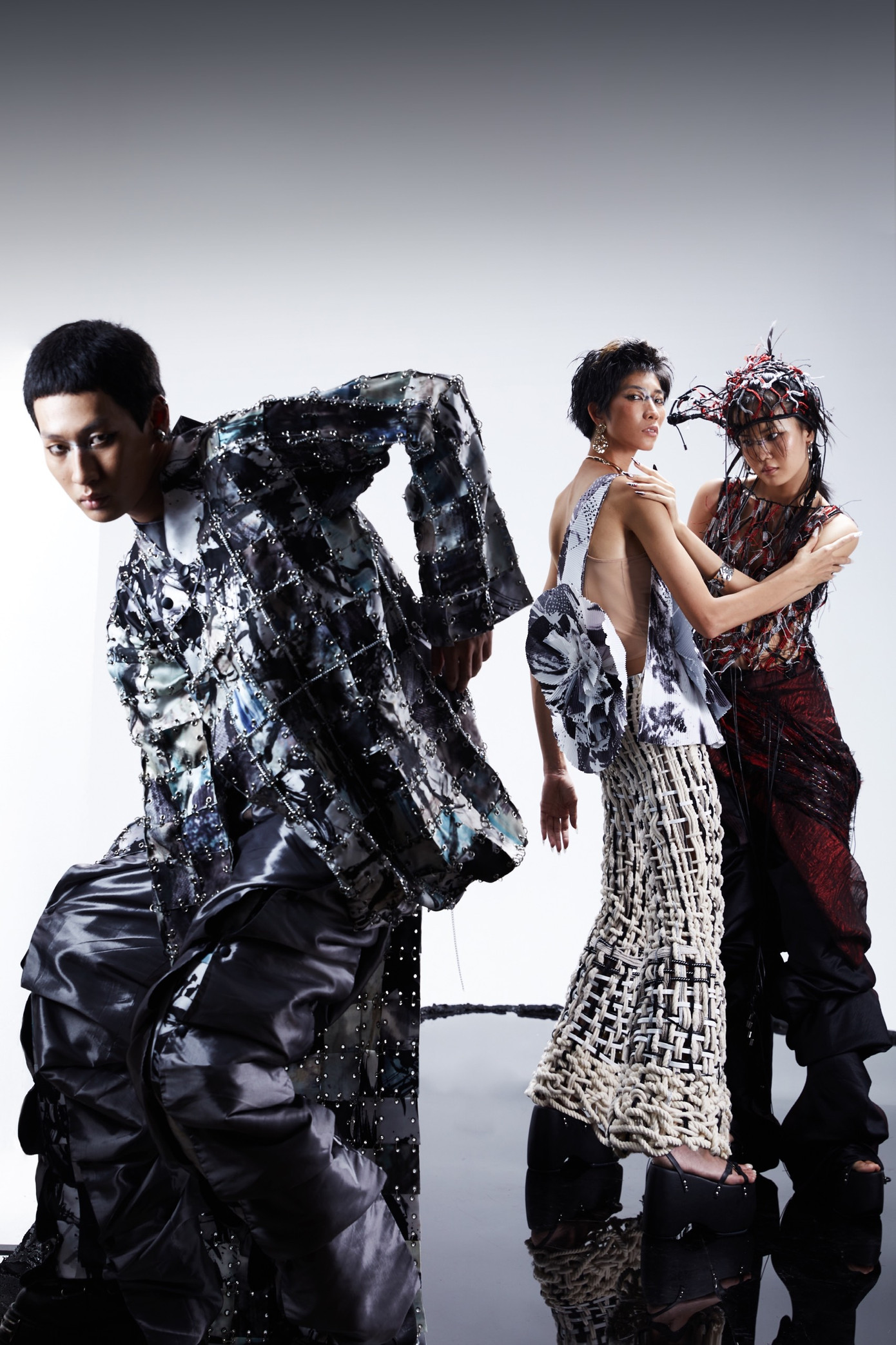 Cô sử dụng các chất liệu đa dạng nhưng vẫn đảm bảo độ hài hòa.