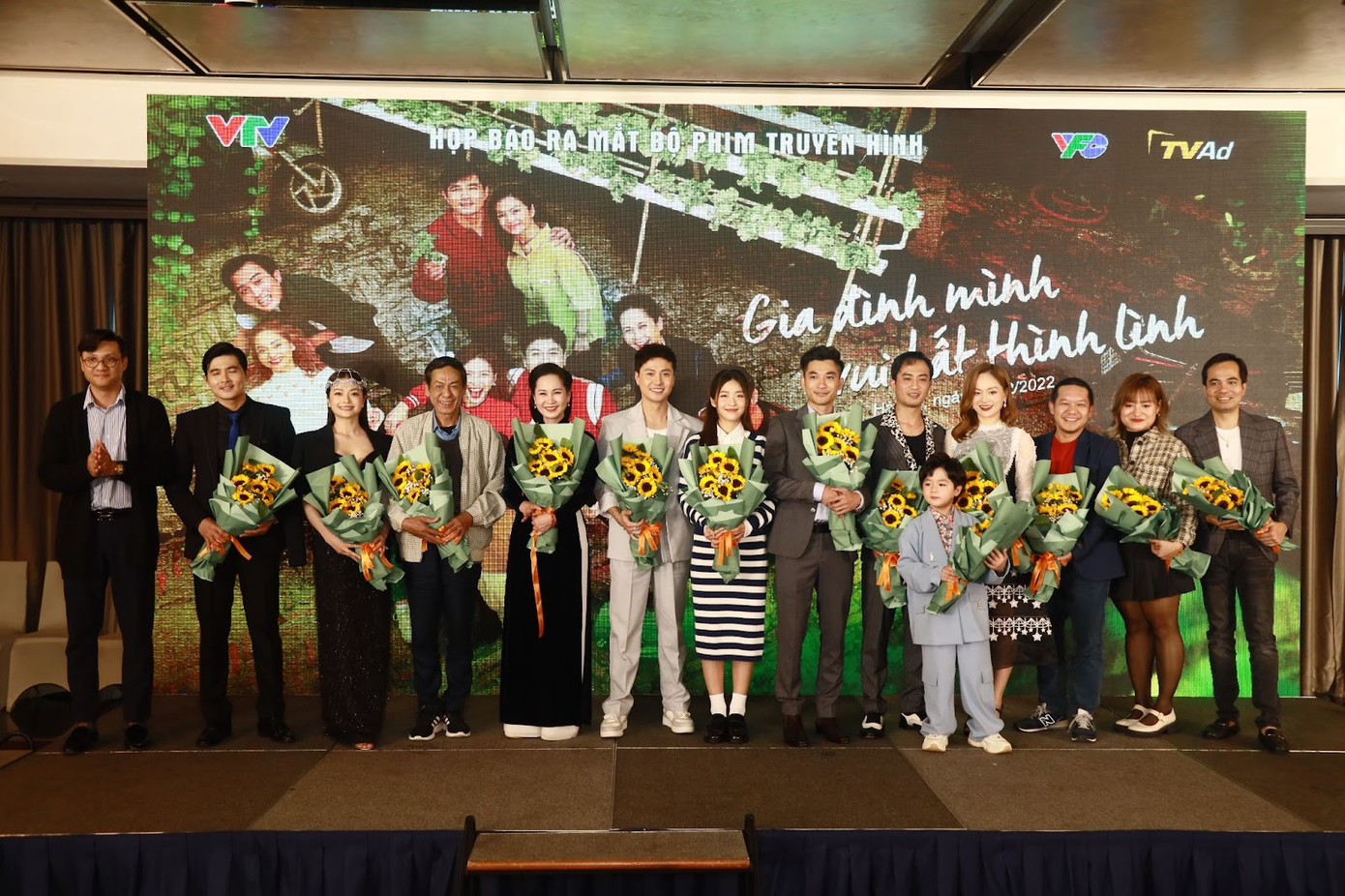 Bộ phim quy tụ dàn diễn viên đang “làm mưa làm gió” thị trường phim Việt Nam trong những năm gần đây.