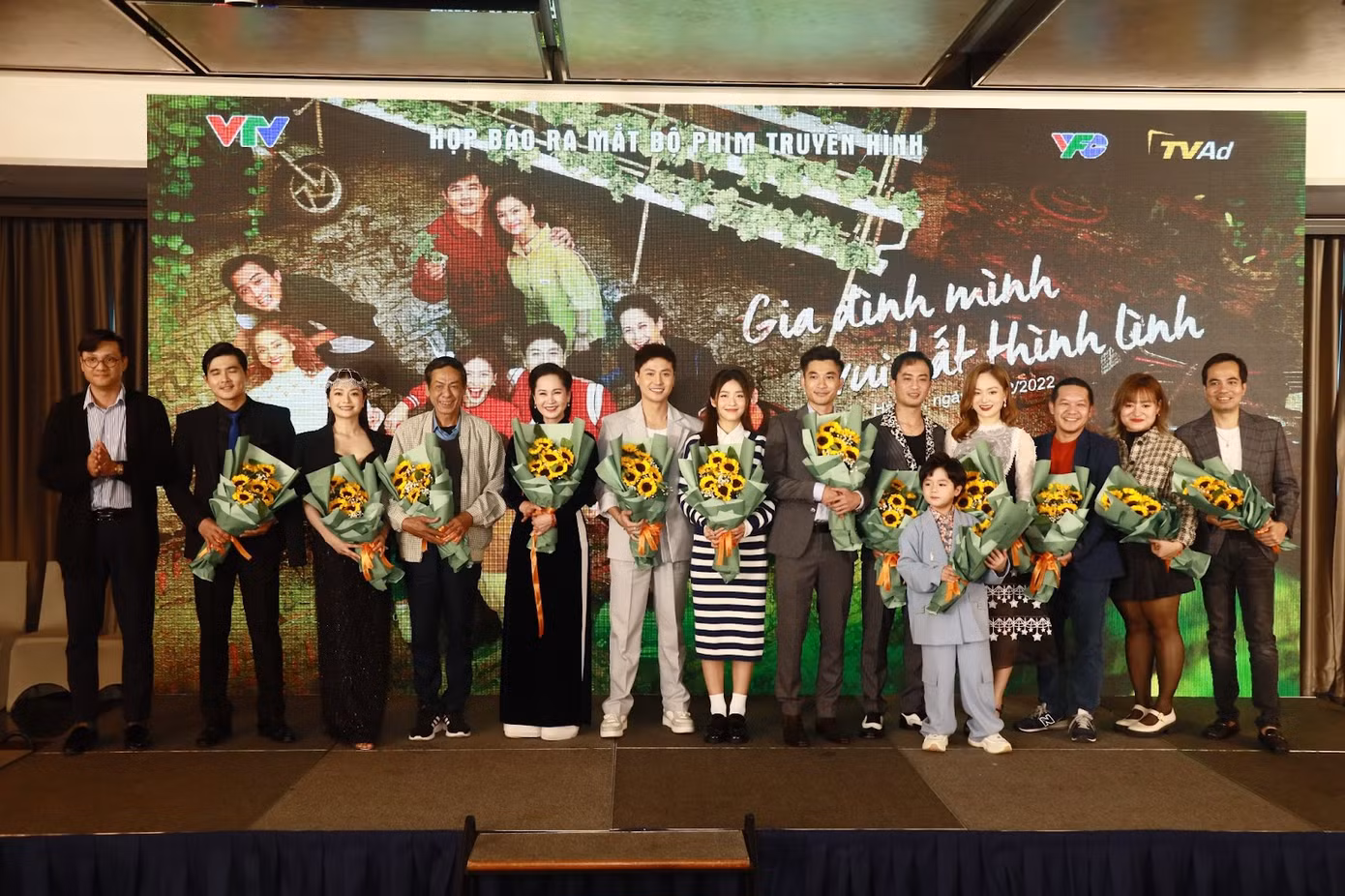 Bộ phim quy tụ dàn diễn viên đang “làm mưa làm gió” thị trường phim Việt Nam trong những năm gần đây. Bộ phim quy tụ dàn diễn viên đang “làm mưa làm gió” thị trường phim Việt Nam trong những năm gần đây.