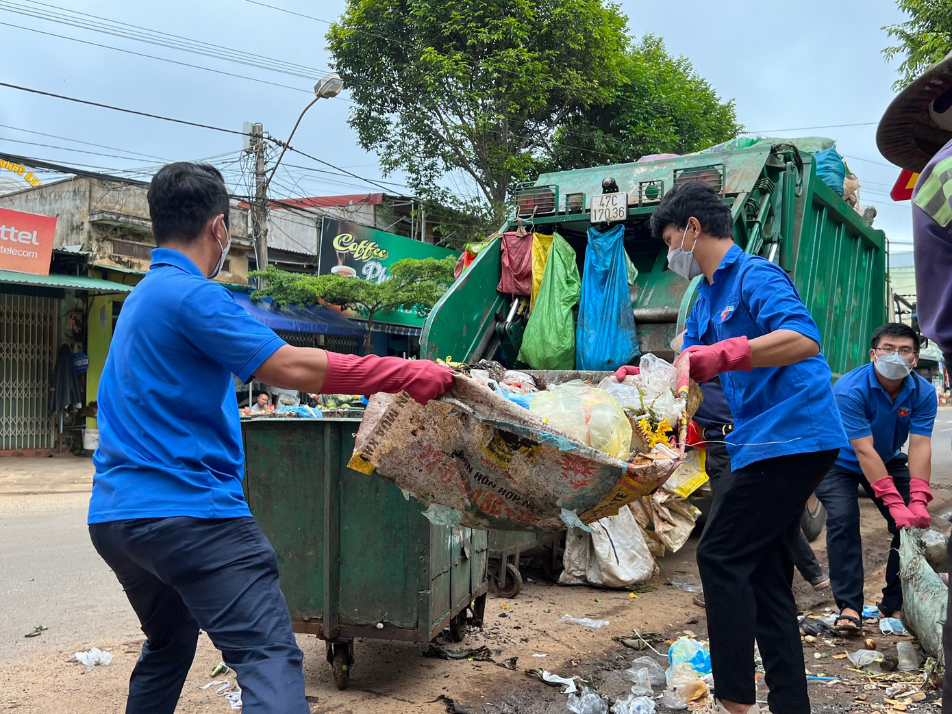 Ra quân xóa bỏ các tụ điểm rác tại các tuyến đường trên địa bàn phường An Bình.