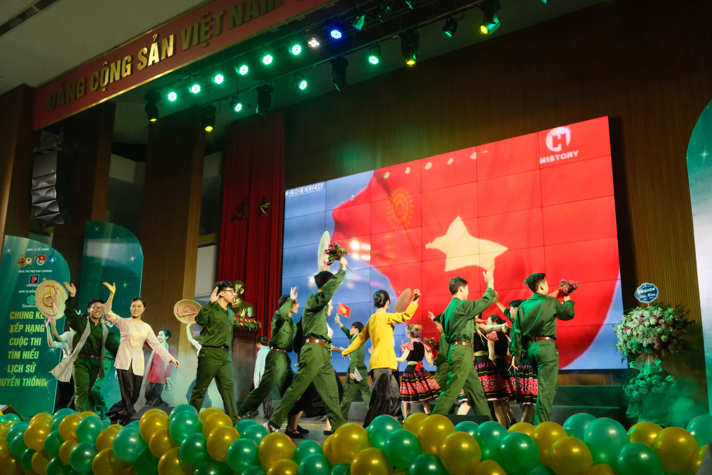 Các tiết mục trình diễn được đánh giá có sự đầu tư và tâm huyết, mang “bản sắc tài chính”. Các tiết mục trình diễn được đánh giá có sự đầu tư và tâm huyết, mang “bản sắc tài chính”.