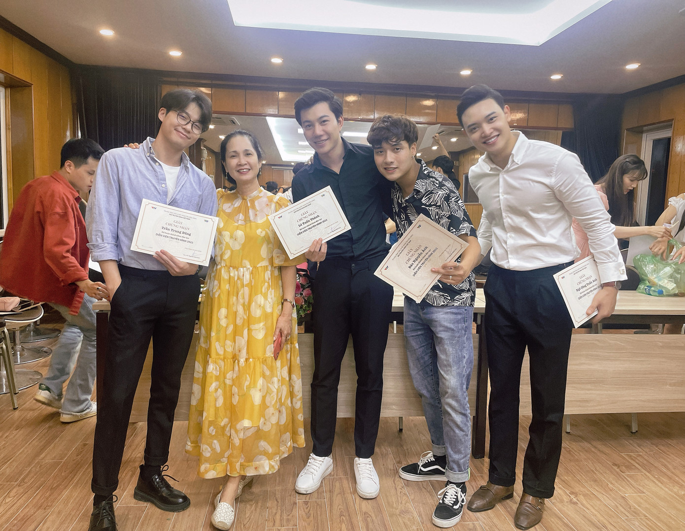 Đào Nguyễn Ánh (thứ 4 từ trái sang) nhận giấy chứng nhận hoàn thành khóa học diễn viên truyền hình tại VFC - Trung tâm phim truyền hình Việt Nam. Đào Nguyễn Ánh (thứ 4 từ trái sang) nhận giấy chứng nhận hoàn thành khóa học diễn viên truyền hình tại VFC - Trung tâm phim truyền hình Việt Nam.