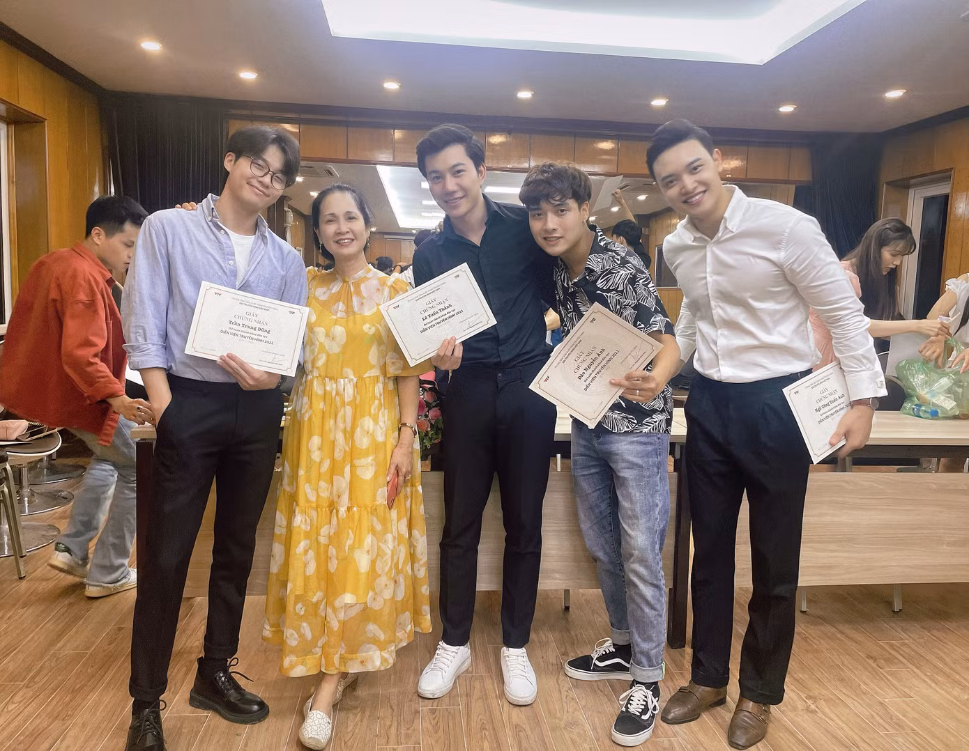Đào Nguyễn Ánh (thứ 4 từ trái sang) nhận giấy chứng nhận hoàn thành khóa học diễn viên truyền hình tại VFC - Trung tâm phim truyền hình Việt Nam. Đào Nguyễn Ánh (thứ 4 từ trái sang) nhận giấy chứng nhận hoàn thành khóa học diễn viên truyền hình tại VFC - Trung tâm phim truyền hình Việt Nam.