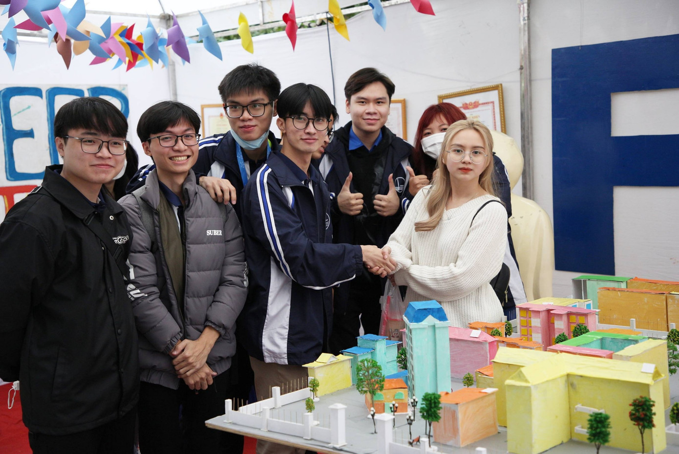 Minh cùng các bạn sinh viên tham gia Ngày hội truyền thống - UET Connect.