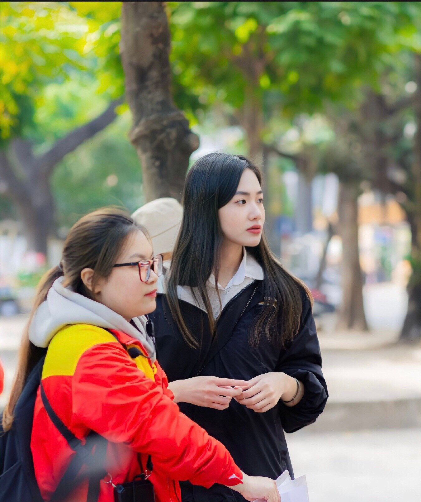 Cô hướng dẫn viên trẻ tuổi sở hữu nét đẹp dịu dàng, ưa nhìn.