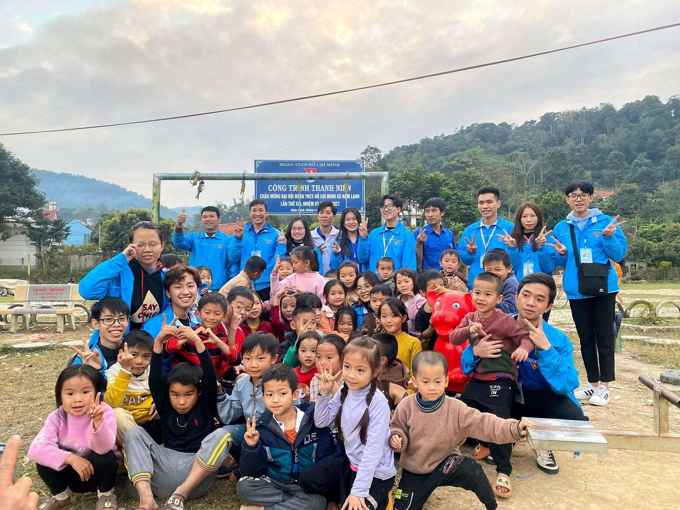 Kim Hồng tham gia Chương trình tình nguyện “Đông ấm về bản 2022”.