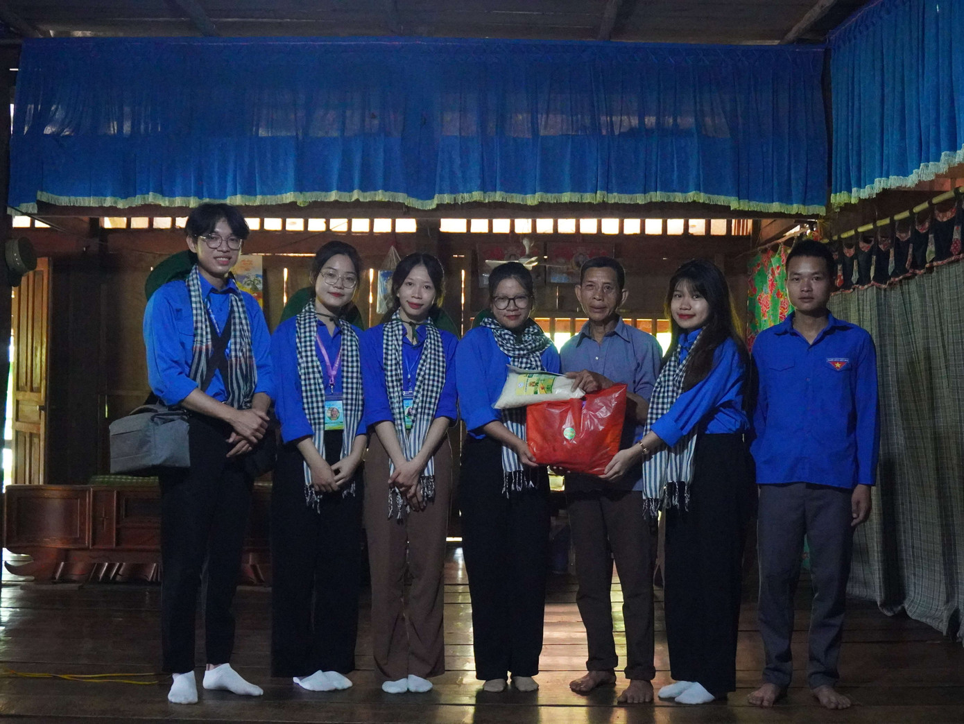 Kim Hồng cùng Ban Lãnh đội Đội tình nguyện “Mùa hè xanh USSH 2023” trao quà cho hộ gia đình chính sách.