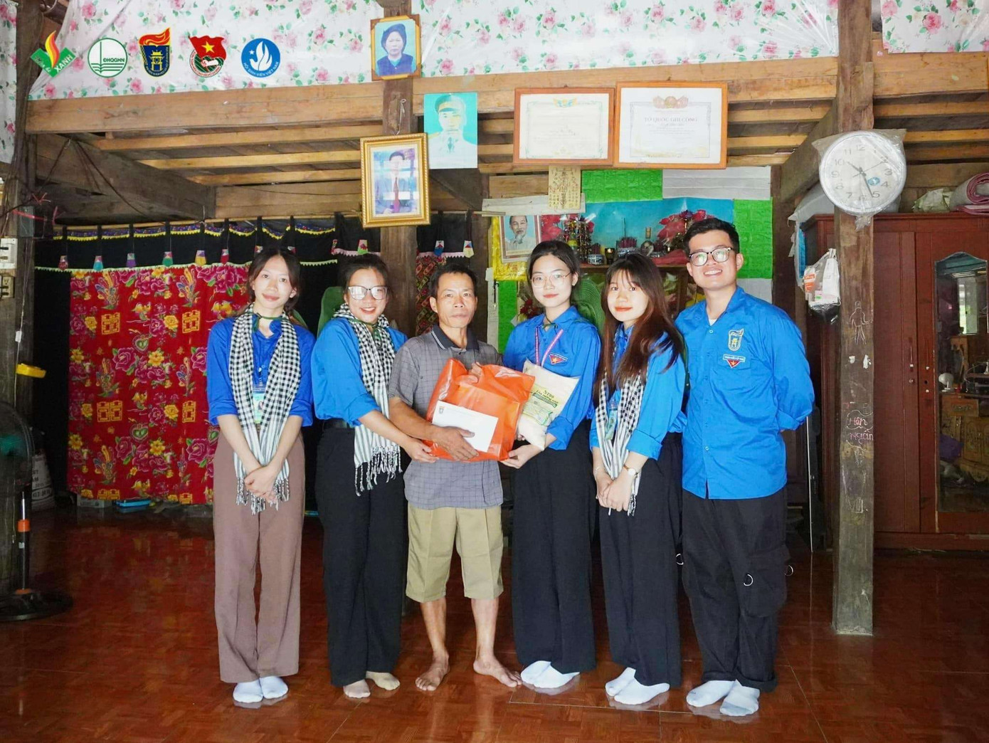 Kim Hồng (ngoài cùng bên trái) tham gia chương trình tình nguyện “Mùa hè xanh USSH 2023” trao quà cho hộ gia đình chính sách.