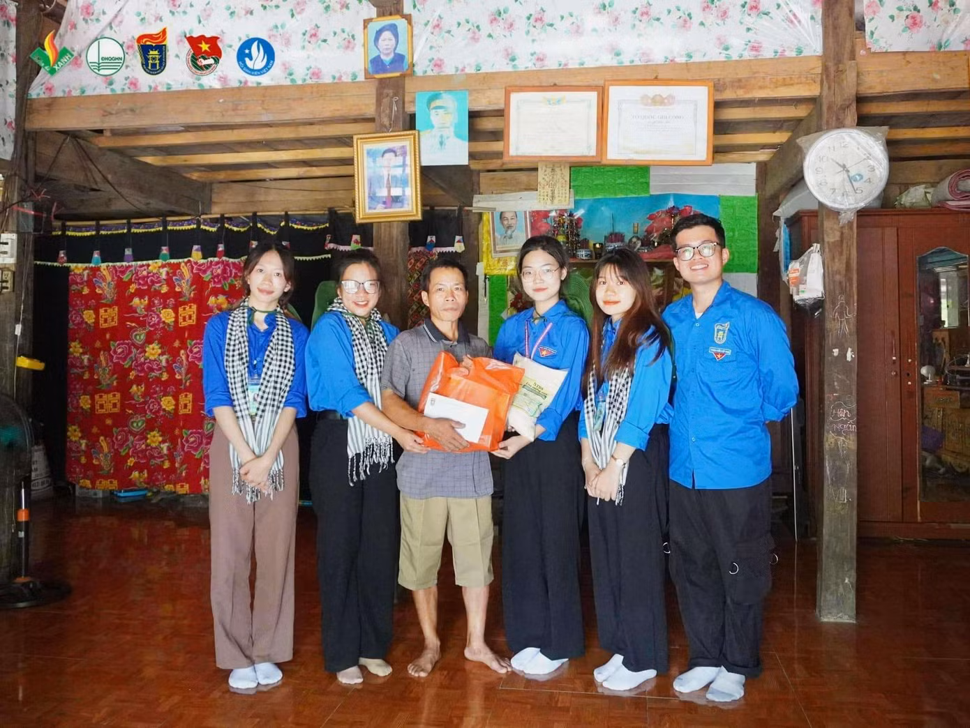 Kim Hồng (ngoài cùng bên trái) tham gia chương trình tình nguyện “Mùa hè xanh USSH 2023” trao quà cho hộ gia đình chính sách. Kim Hồng (ngoài cùng bên trái) tham gia chương trình tình nguyện “Mùa hè xanh USSH 2023” trao quà cho hộ gia đình chính sách.