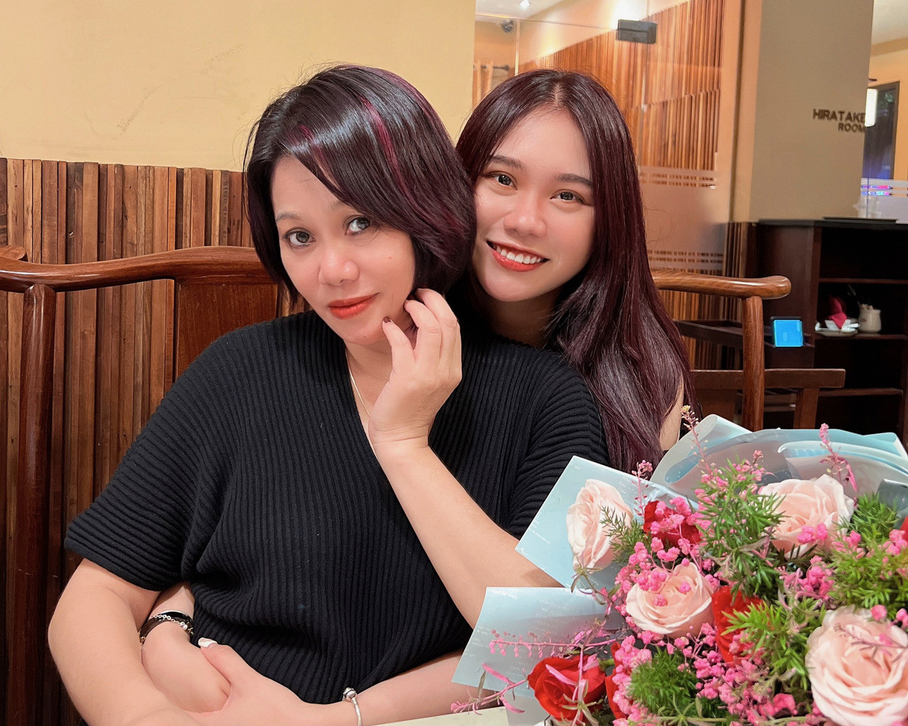 Thục Anh và mẹ trong chuyến về thăm Việt Nam vào hè 2022.