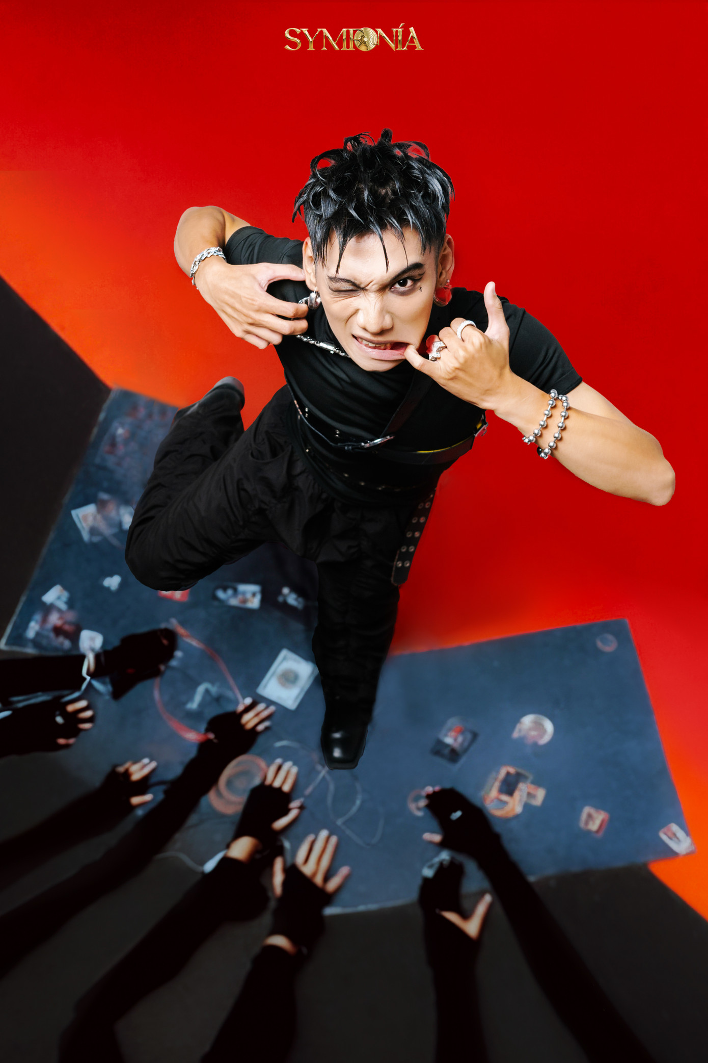 Những cánh tay vươn ra với khao khát muốn nhiều điều hơn nữa (Acelerando). Những cánh tay vươn ra với khao khát muốn nhiều điều hơn nữa (Acelerando).