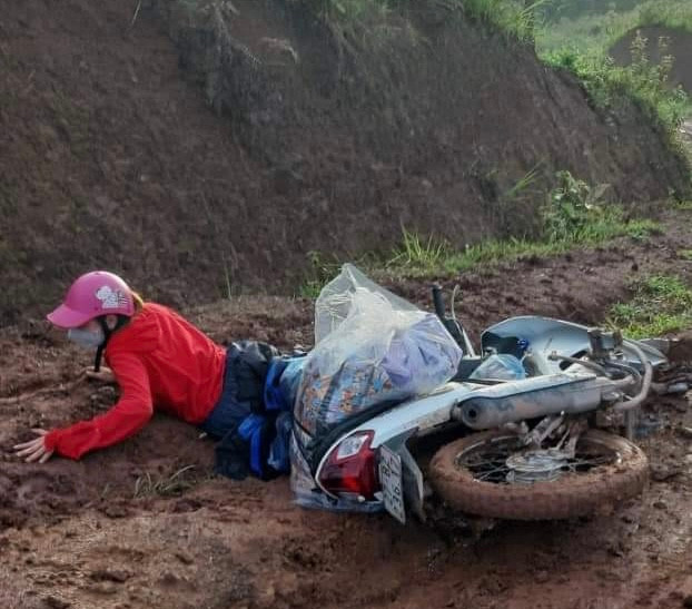 Thời tiết mưa nhiều, đường đi lại khó khăn khiến giáo viên gặp nhiều trở ngại.