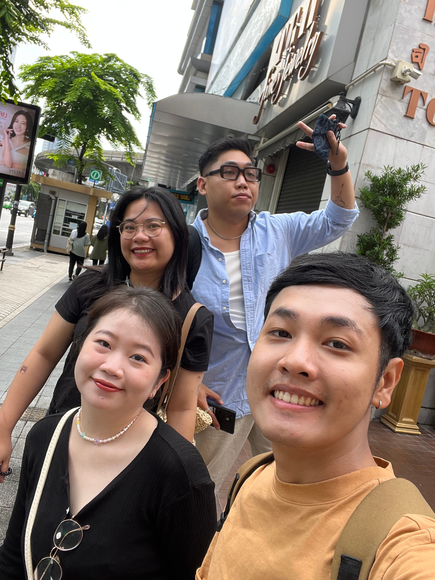 Trong thời gian ứng tuyển học bổng, Khang luôn dành thời gian cho các mối quan hệ bạn bè chất lượng.