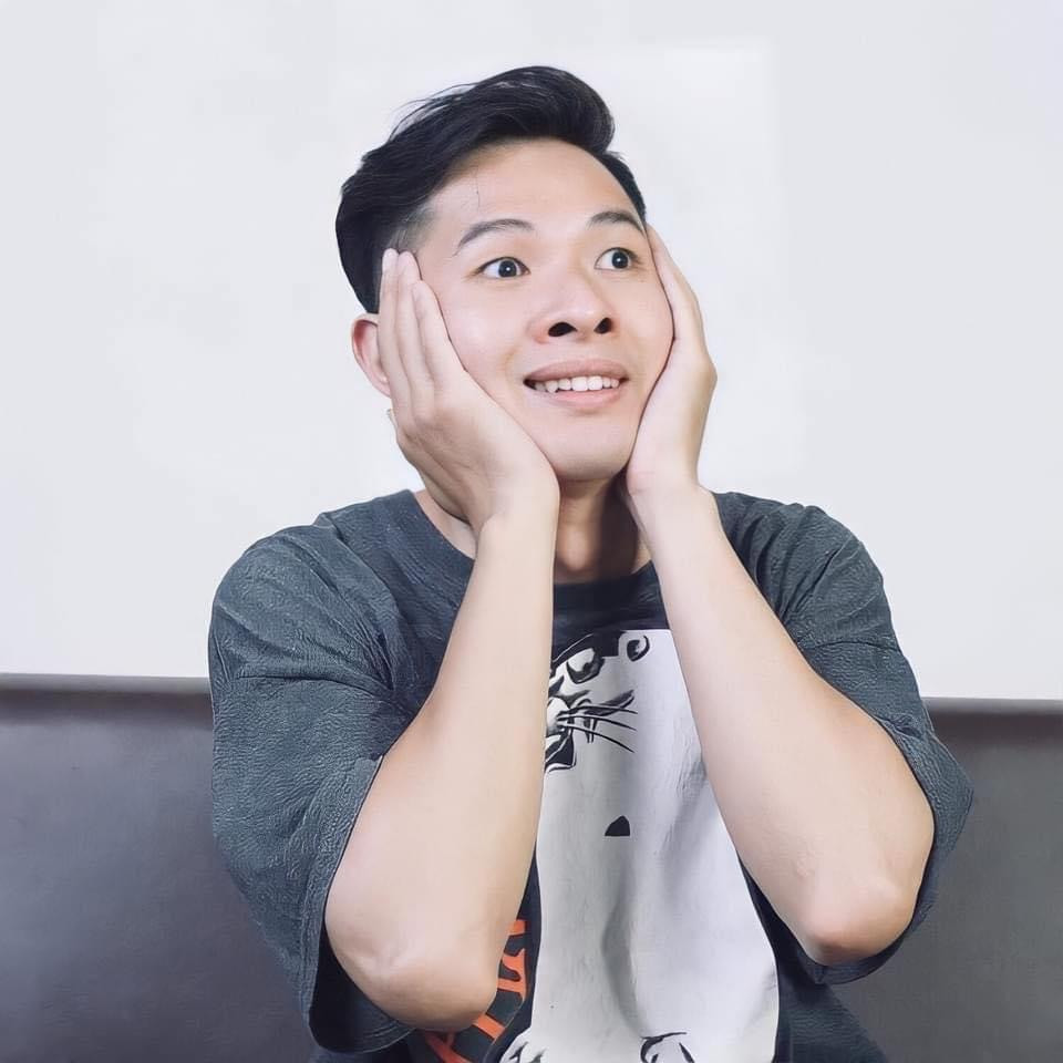 Nhiều người xem video của anh còn để tìm kiếm niềm vui giải trí. Nhiều người xem video của anh còn để tìm kiếm niềm vui giải trí.