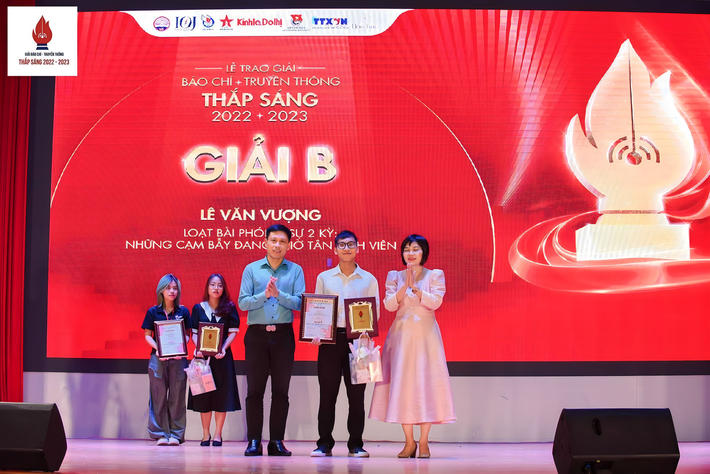 Tác giả Lê Vượng nhận giải B giải Báo chí - truyền thông Thắp Sáng 2023.