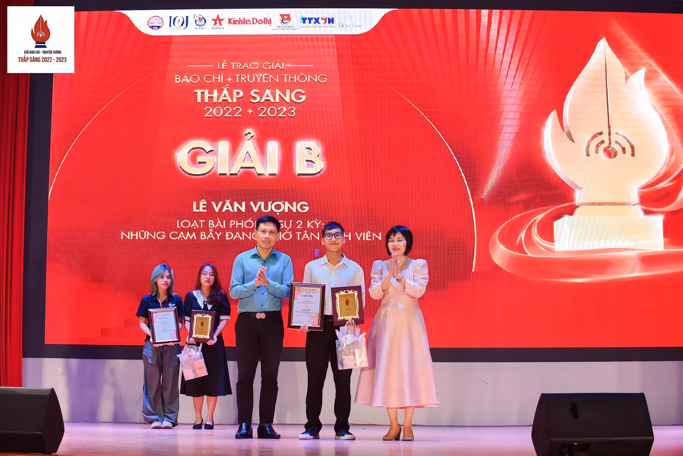Tác giả Lê Vượng nhận giải B giải Báo chí - truyền thông Thắp Sáng 2023. Tác giả Lê Vượng nhận giải B giải Báo chí - truyền thông Thắp Sáng 2023.