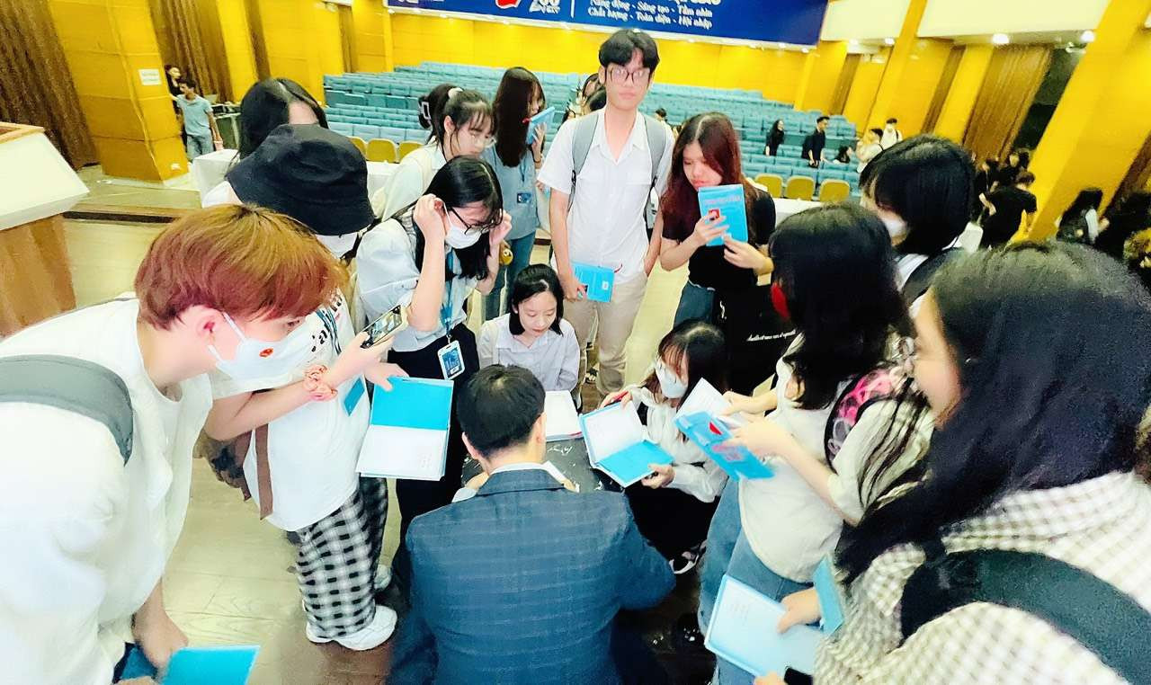 Cuối chương trình, tác giả, nhà báo Nguyễn Tuấn Anh ký tặng sách cho các bạn sinh viên.