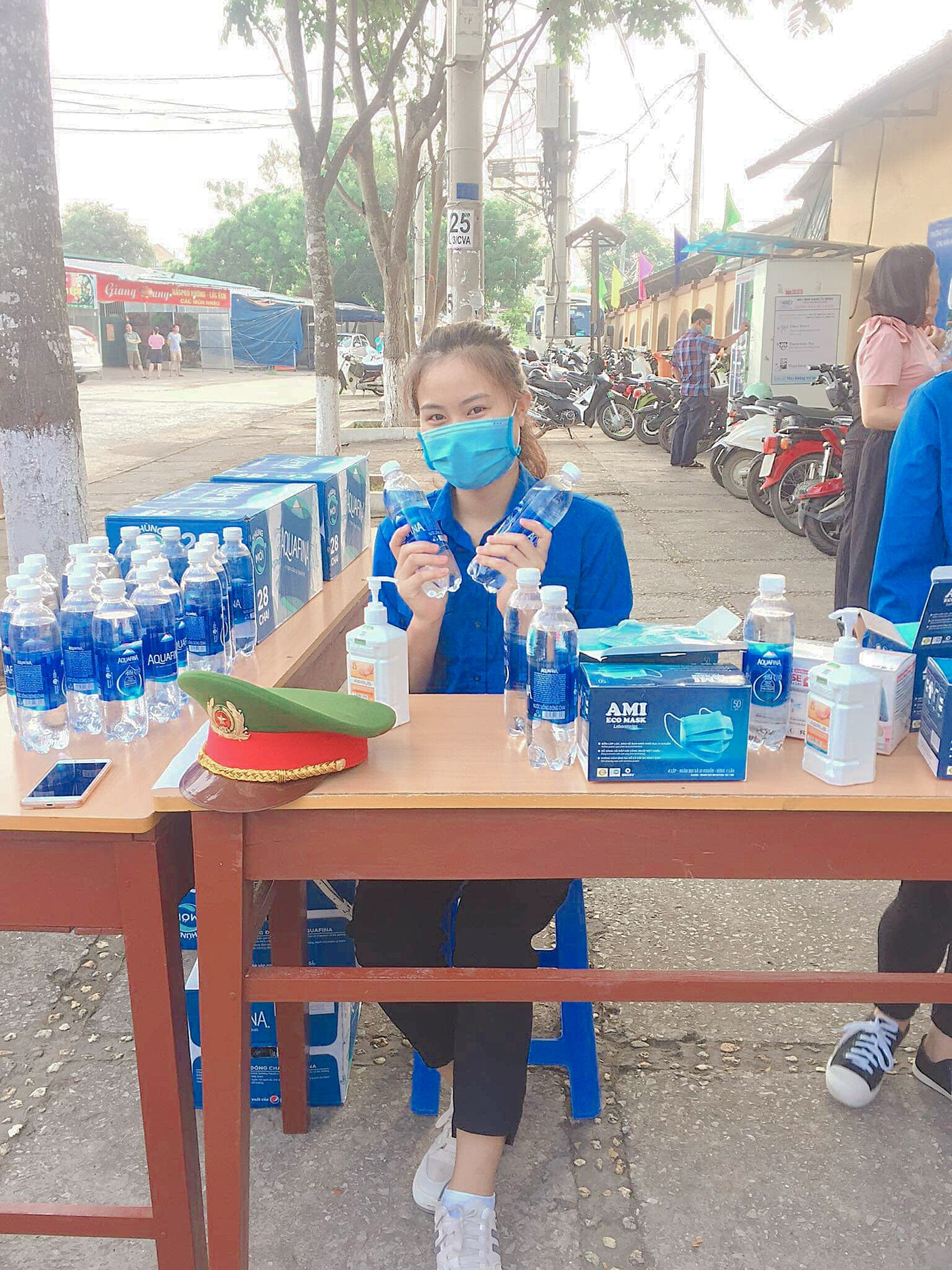 Cô tham gia tiếp sức mùa thi tại Trường THPT chuyên Chu Văn An - Lạng Sơn.