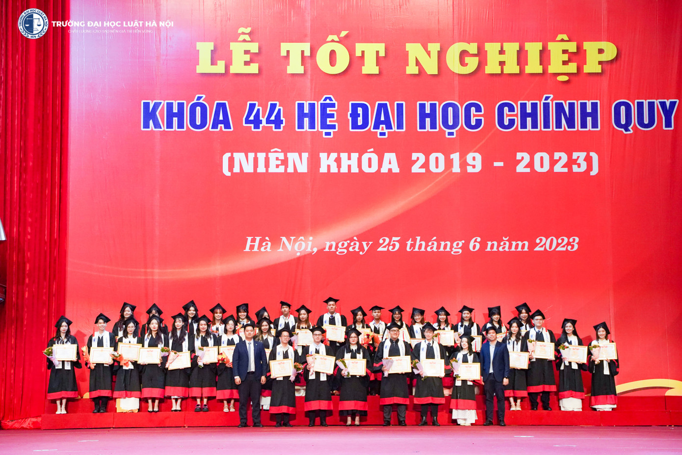 07 sinh viên đạt thành tích hoạt động Đoàn - Hội xuất sắc được nhận khen thưởng Hiệu trưởng Nhà trường (hàng đầu).