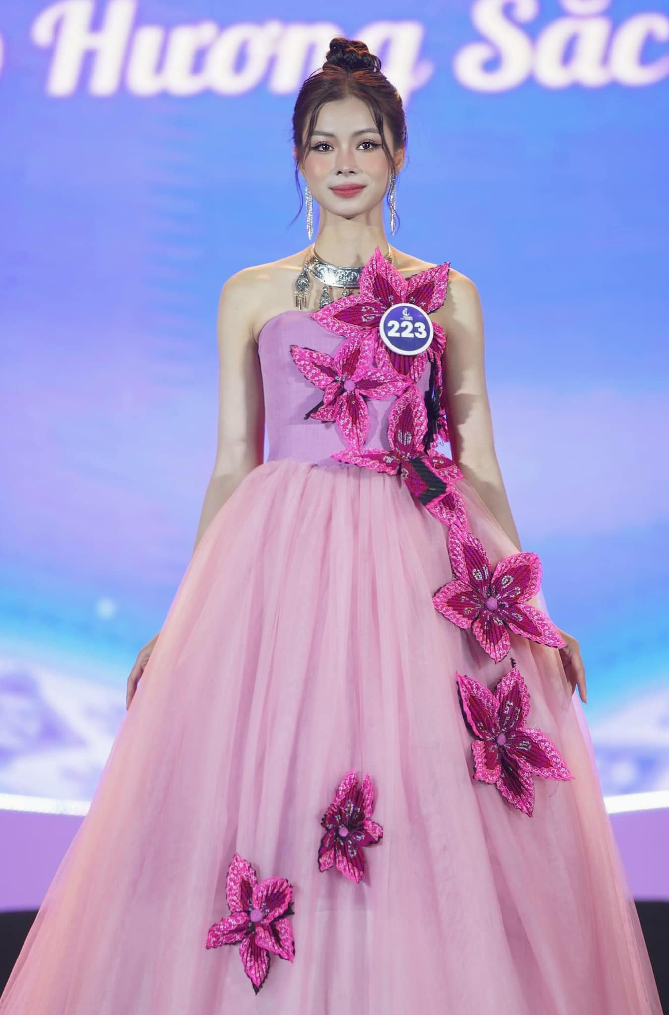 Cô đạt giải Người đẹp truyền cảm hứng tại Cuộc thi Hoa khôi Du lịch Tây Bắc. Cô đạt giải Người đẹp truyền cảm hứng tại Cuộc thi Hoa khôi Du lịch Tây Bắc.