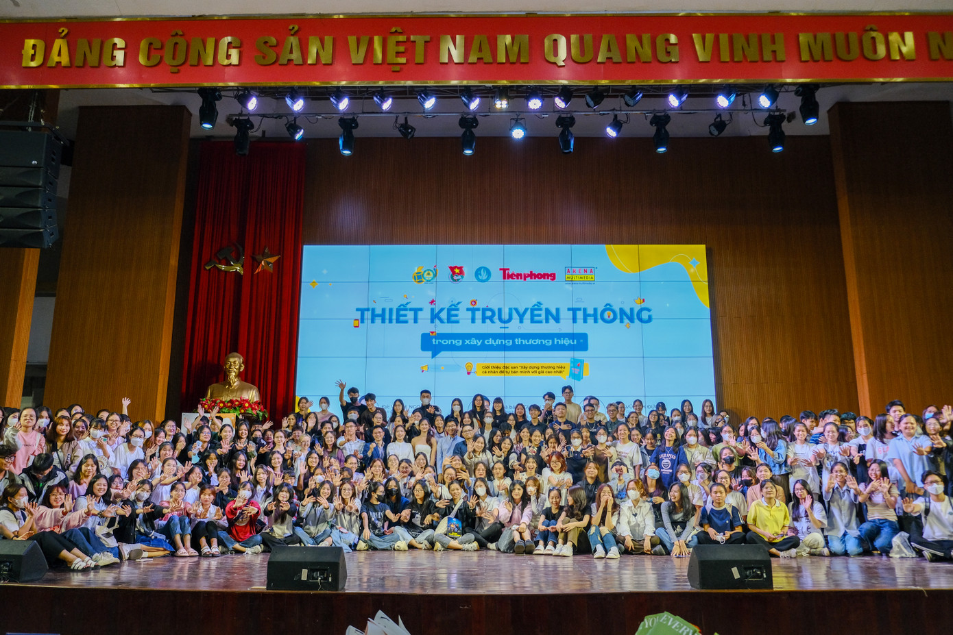 Hàng trăm sinh viên đã hào hứng tham dự chương trình.