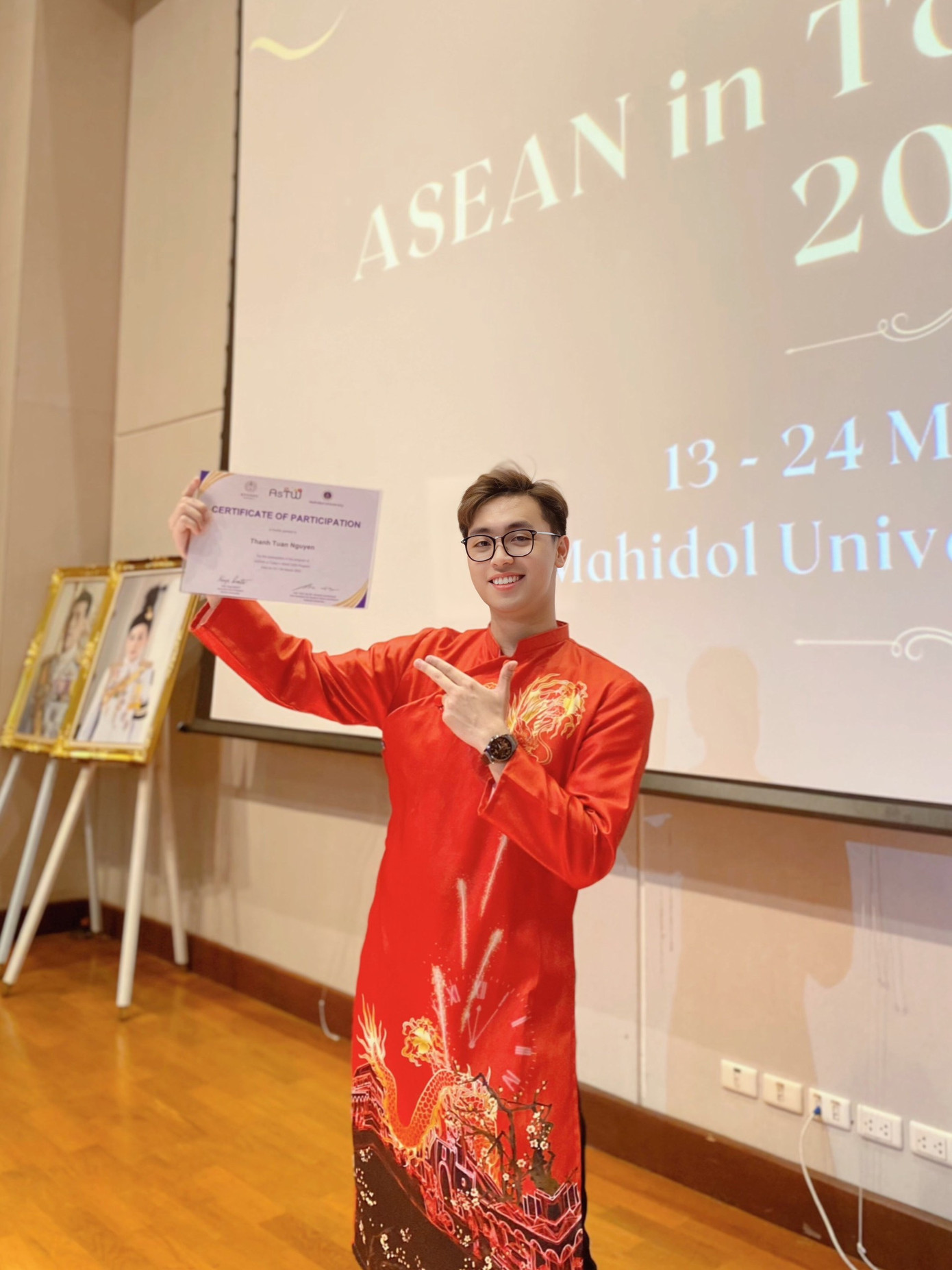 Tuấn Thành nhận chứng chỉ tại chương trình trao đổi sinh viên tại Thái Lan - ASTW.