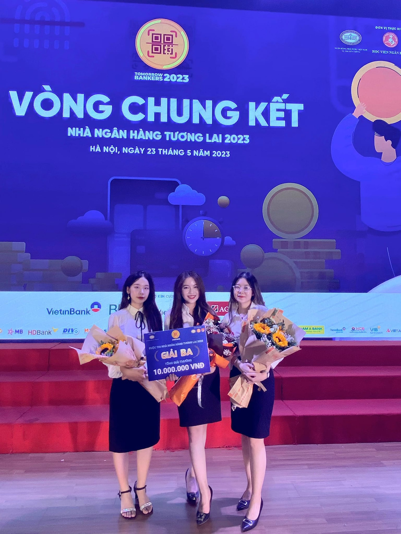 Mình cùng đồng đội trong vòng chung kết “Hiểu đúng về tiền - Nhà ngân hàng tương lai 2023”. Mình cùng đồng đội trong vòng chung kết “Hiểu đúng về tiền - Nhà ngân hàng tương lai 2023”.