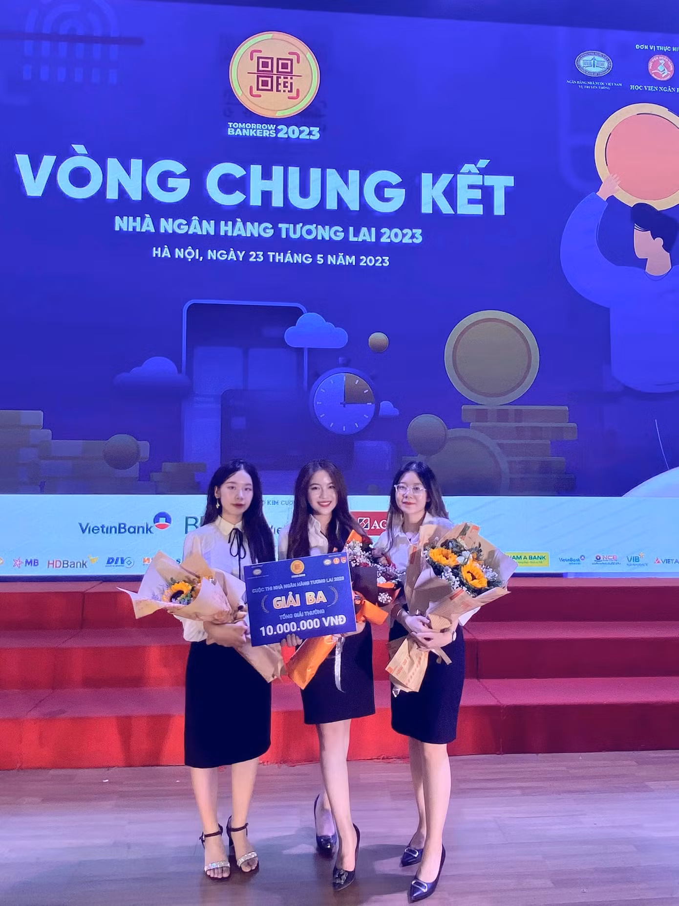 Mình cùng đồng đội trong vòng chung kết “Hiểu đúng về tiền - Nhà ngân hàng tương lai 2023”.