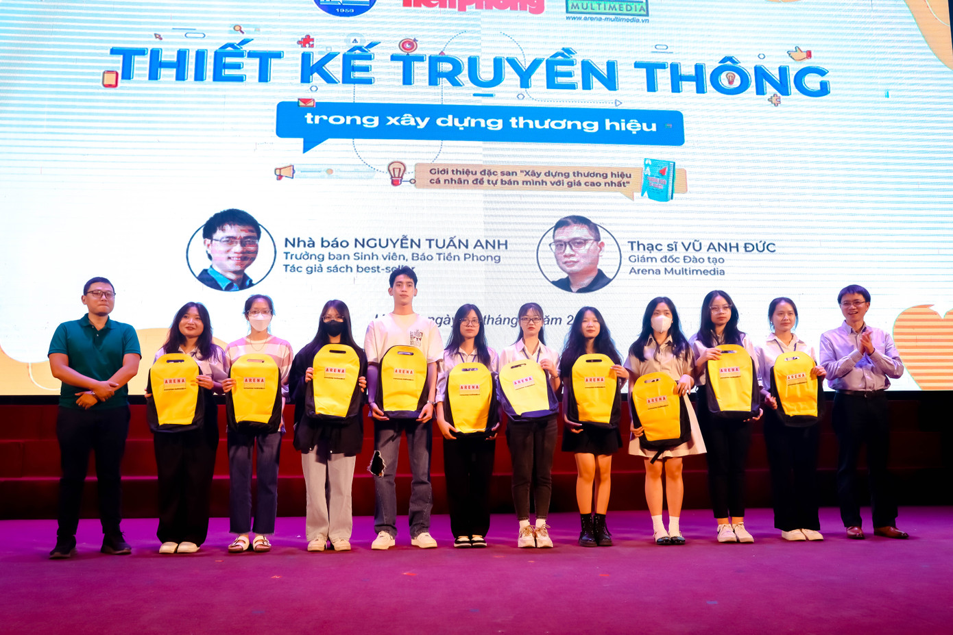 Các bạn sinh viên may mắn được nhận quà tặng từ chương trình.