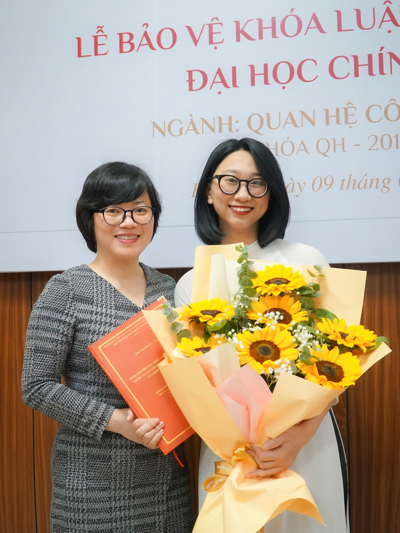 Phương Anh và PGS.TS Nguyễn Thị Thanh Huyền – Phó Viện trưởng Viện Đào tạo Báo chí và Truyền thông (VNU-USSH).