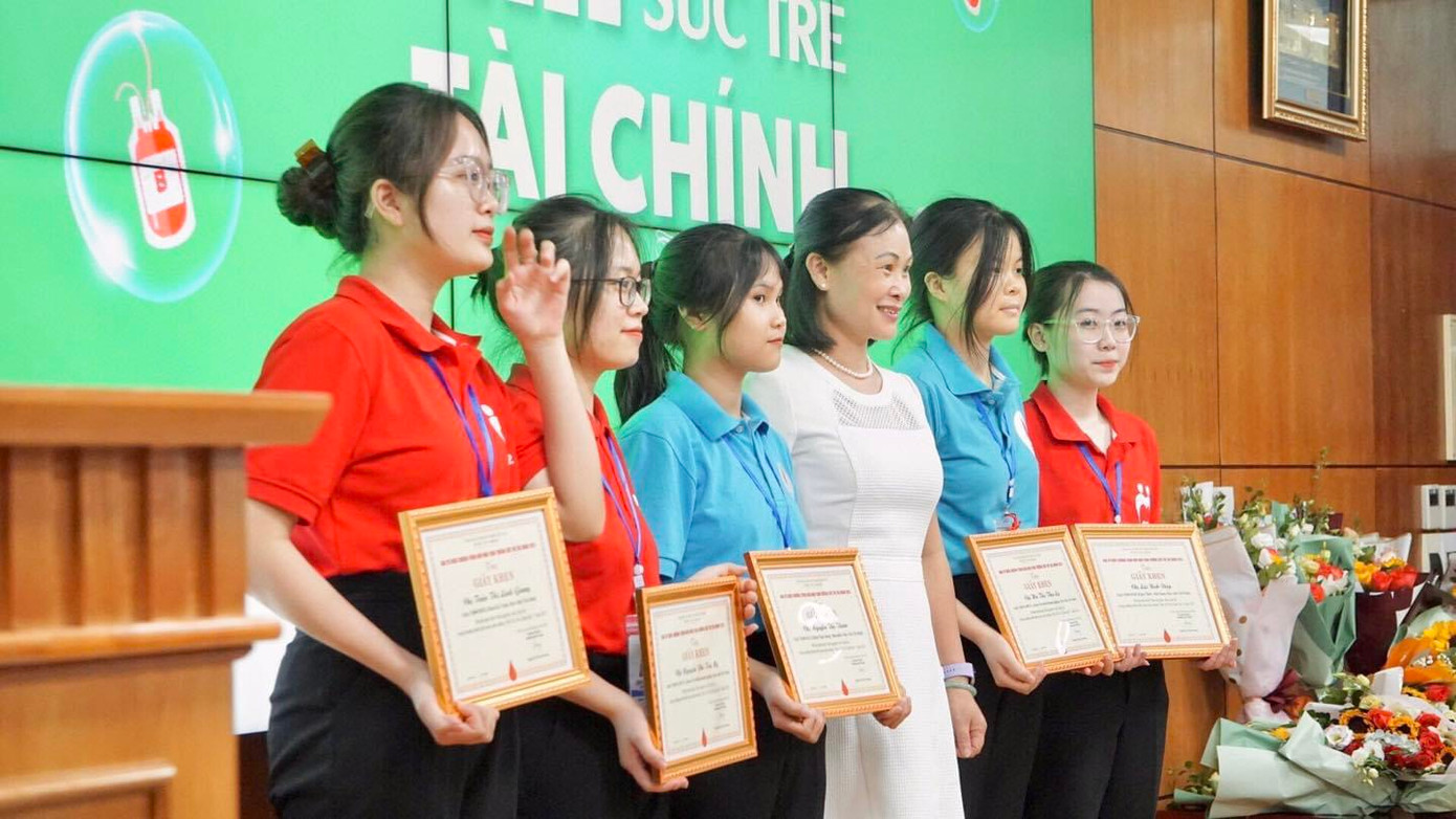 Trà My nhận khen thưởng Tình nguyện viên xuất sắc chương trình hiến máu toàn trường Sức trẻ Tài chính lần 1 năm 2023.