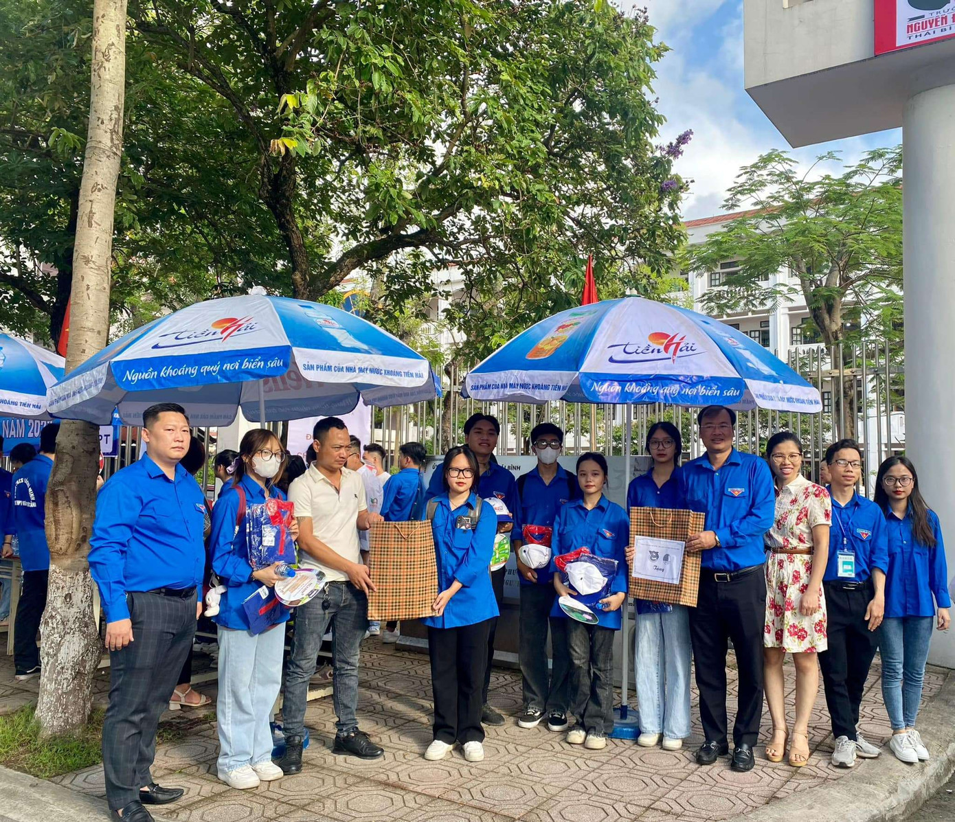 Anh Thiệu Minh Quỳnh – Bí thư Tỉnh đoàn tới thăm hỏi và tặng quà cho các đội hình tình nguyện. Ảnh: Tỉnh đoàn Thái Bình