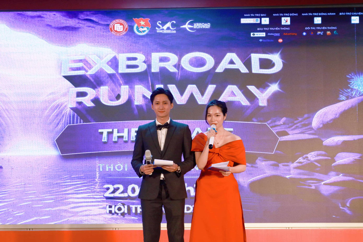 Tiến Đông đảm nhiệm vai trò MC tại Chung kết Exbroad Runway 2023.