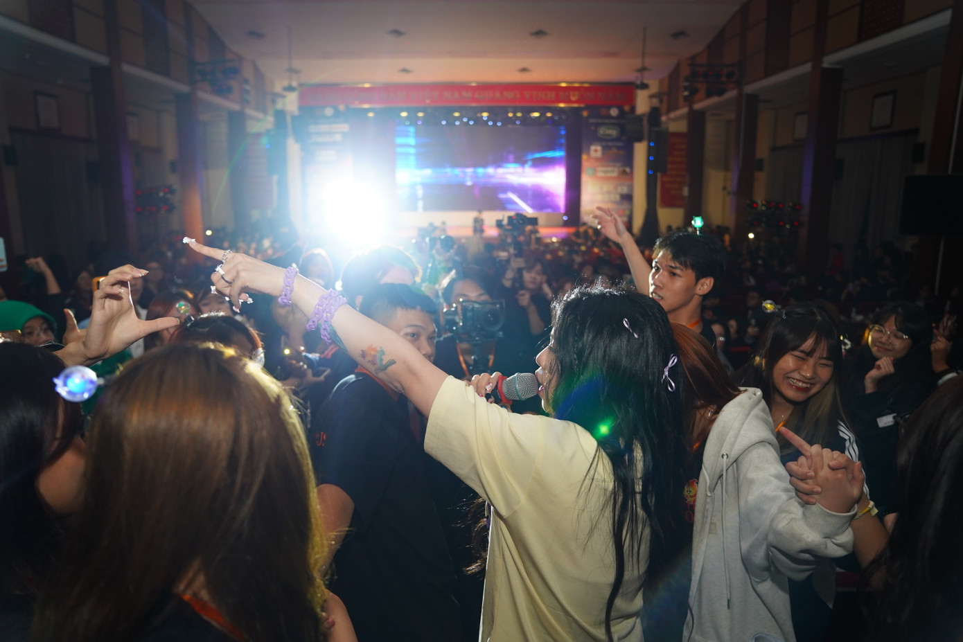 Cô nàng giao lưu cùng khán giả dưới khán đài.