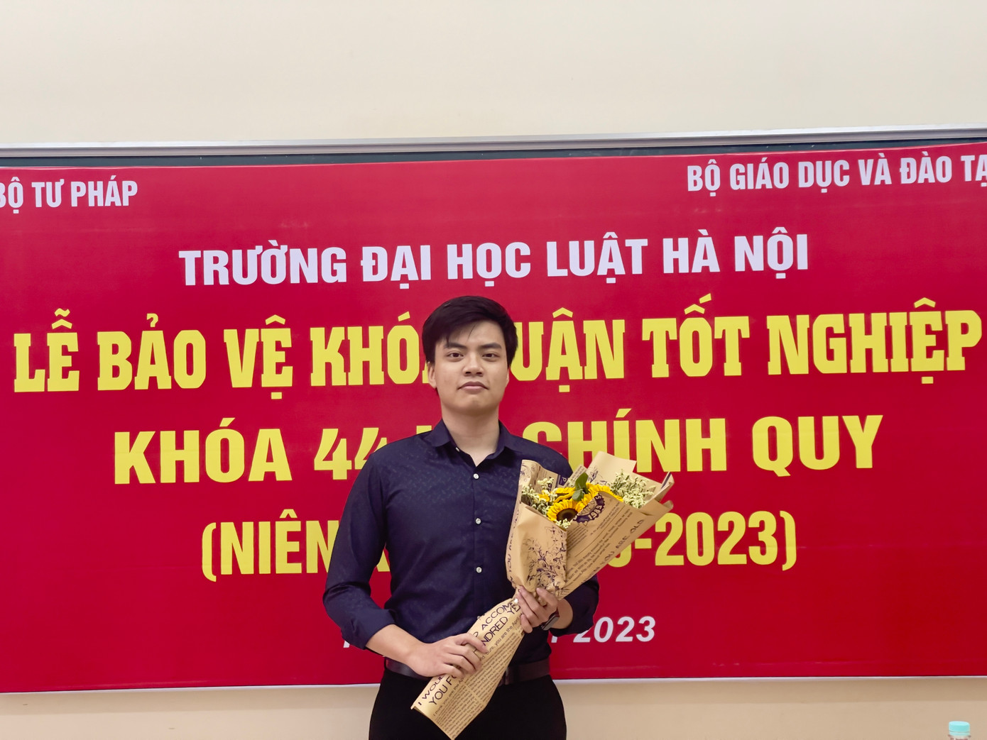 Khôi Nguyên bảo vệ khóa luận đại học Luật.