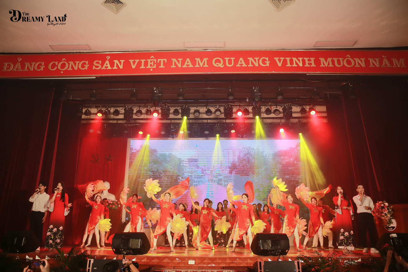 Những lời hát của ca khúc "Tuyên truyền ca" được vang lên làm mỗi bạn sinh viên đều cảm thấy vô cùng tự hào.