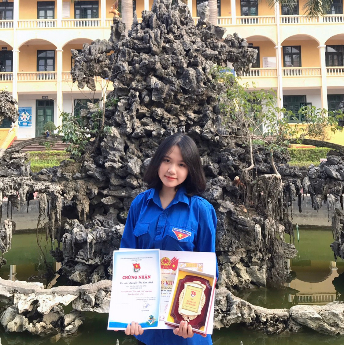 Gắn bó với hoạt động Đoàn từ sớm, cô nàng đạt được nhiều thành tích đáng ngưỡng mộ. Gắn bó với hoạt động Đoàn từ sớm, cô nàng đạt được nhiều thành tích đáng ngưỡng mộ.