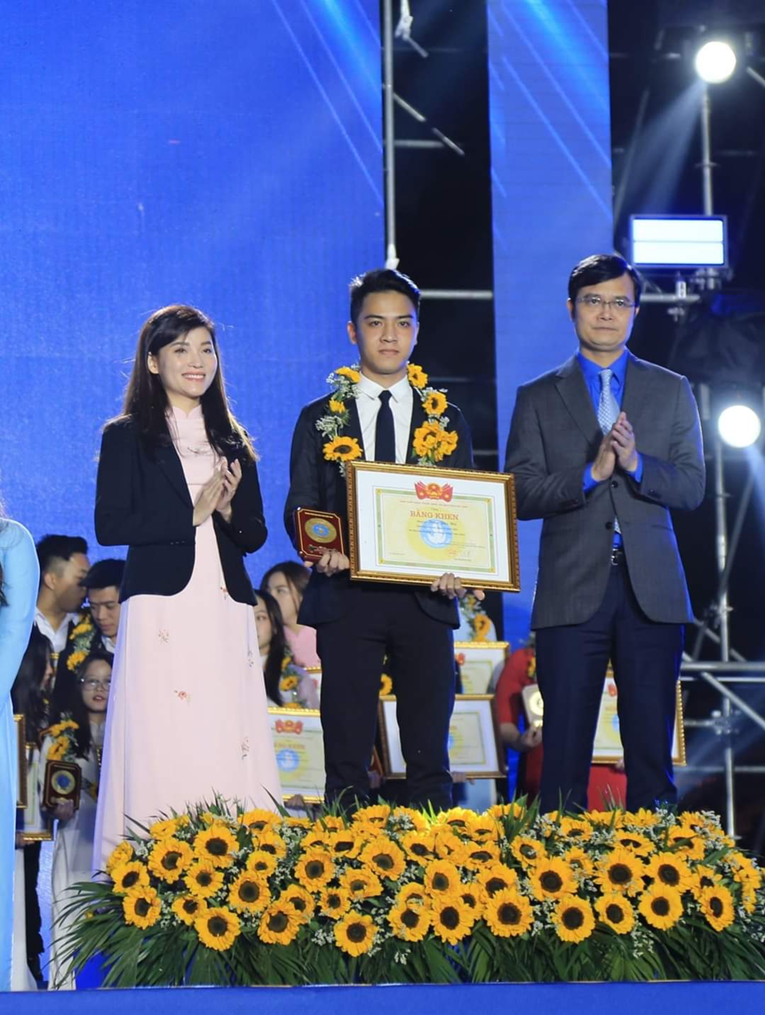 Võ Văn Lít nhận giải thưởng Sao Tháng Giêng năm 2022 do TW Hội sinh viên Việt Nam trao tặng được tổ chức tại Hà Nội.