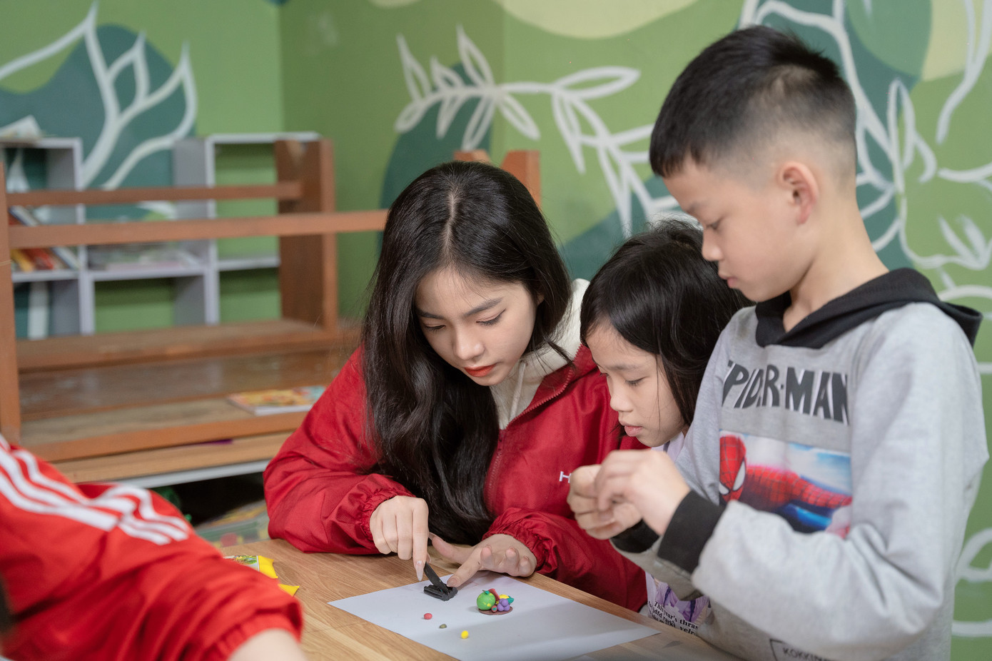 Tham gia chương trình “Tết cho em” tại chùa Bồ Đề (Hà Nội) cùng Top 12 thí sinh của “Mr&amp;Miss Bách khoa 2022”.