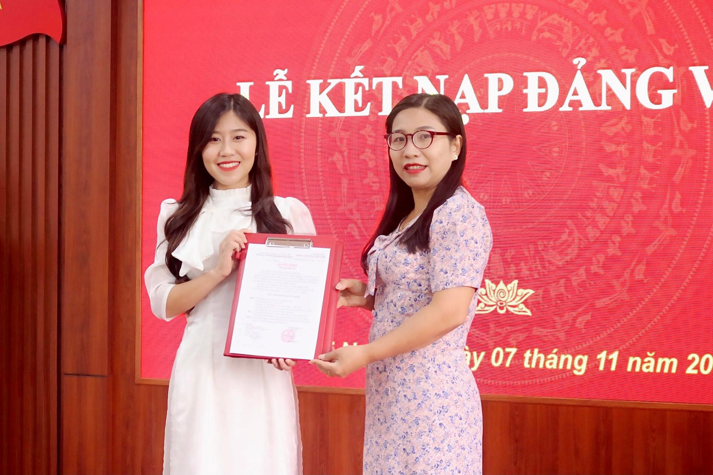 PGS.TS Đỗ Thị Thúy Phương - Bí thư chi bộ, trưởng khoa Kế toán trao quyết định Kết nạp Đảng cho quần chúng ưu tú Minh Ngọc. PGS.TS Đỗ Thị Thúy Phương - Bí thư chi bộ, trưởng khoa Kế toán trao quyết định Kết nạp Đảng cho quần chúng ưu tú Minh Ngọc.