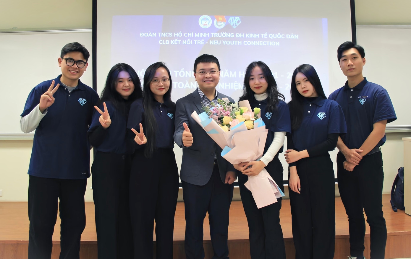 ThS. Nguyễn Phương Linh - Phó Bí thư Đoàn trường cùng Ban Chủ nhiệm CLB Kết Nối Trẻ nhiệm kỳ 2022 - 2023. ThS. Nguyễn Phương Linh - Phó Bí thư Đoàn trường cùng Ban Chủ nhiệm CLB Kết Nối Trẻ nhiệm kỳ 2022 - 2023.