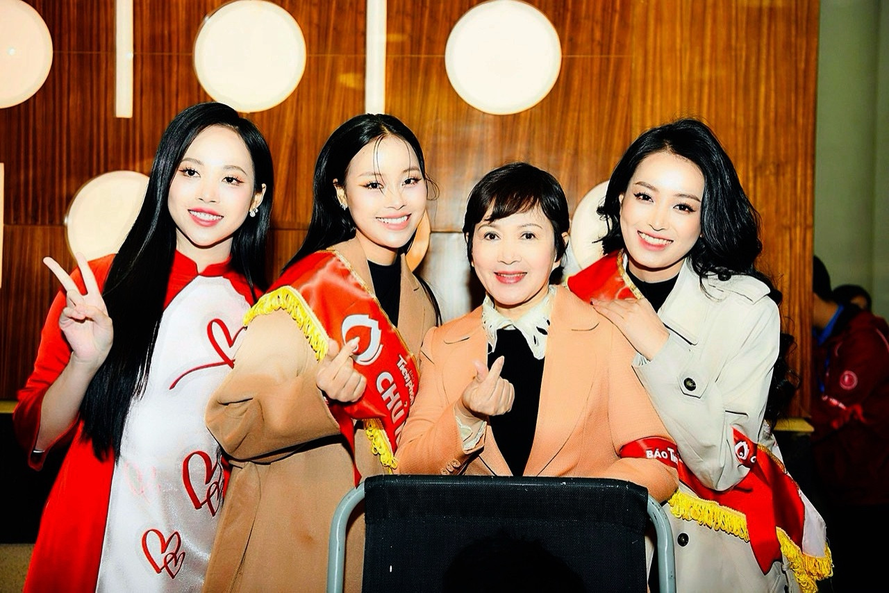 NSND Minh Hòa cùng các Hoa hậu, Á hậu tại sự kiện Chủ Nhật Đỏ 2024. NSND Minh Hòa cùng các Hoa hậu, Á hậu tại sự kiện Chủ Nhật Đỏ 2024.