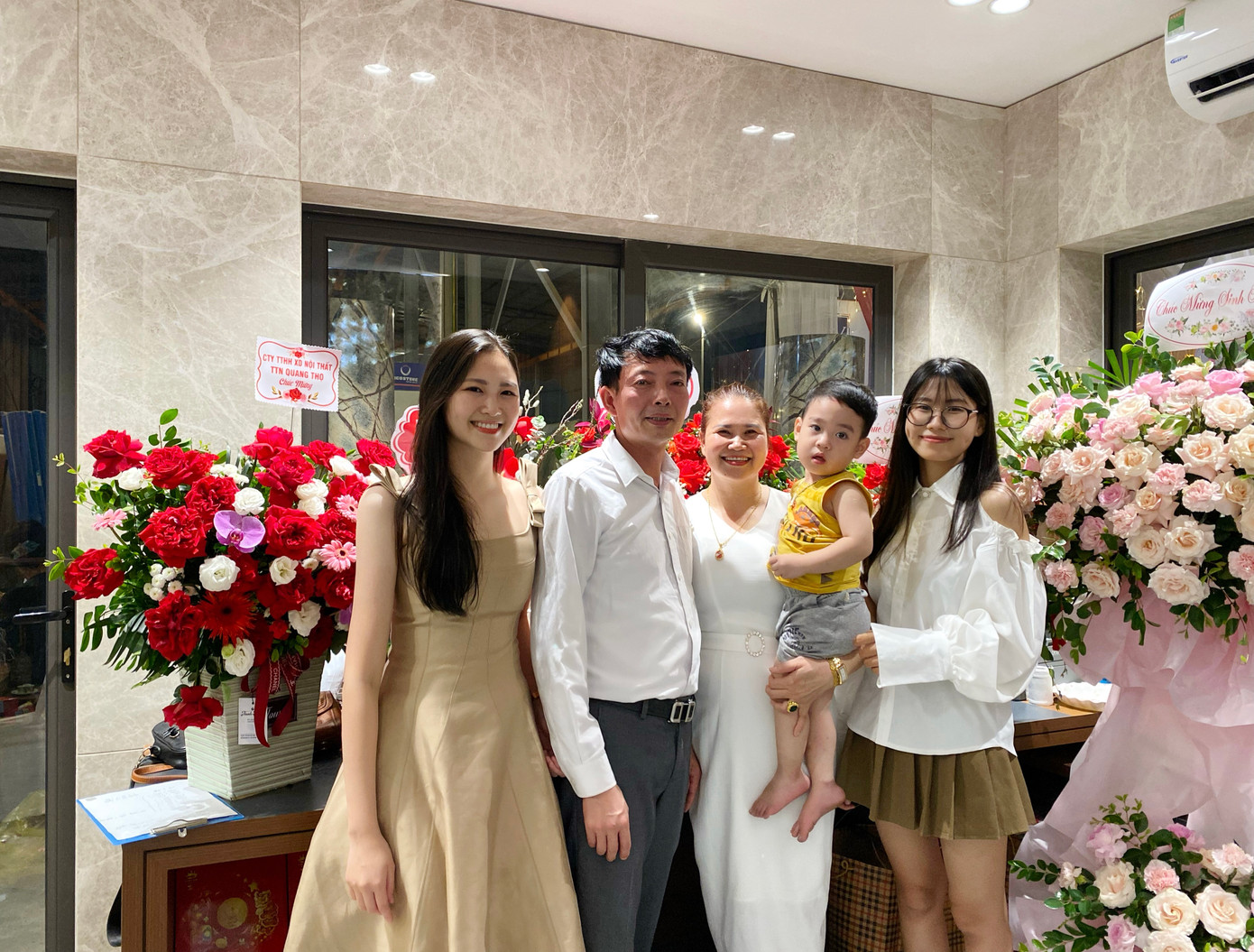 Minh Phương bên gia đình.