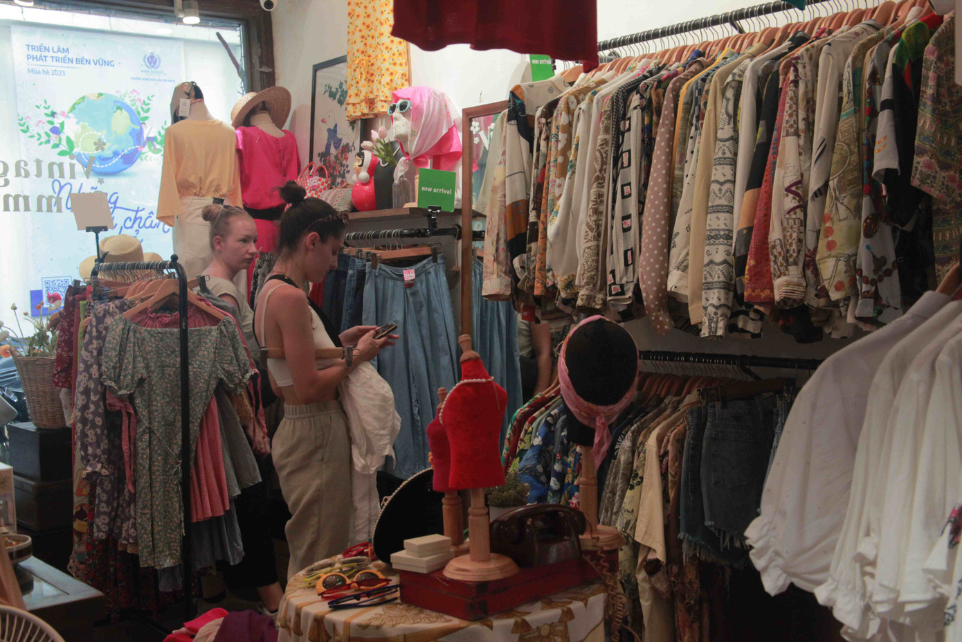 Du khách nước ngoài ghé thăm Thrift Shop (Ảnh: Minh Thư). Du khách nước ngoài ghé thăm Thrift Shop (Ảnh: Minh Thư).