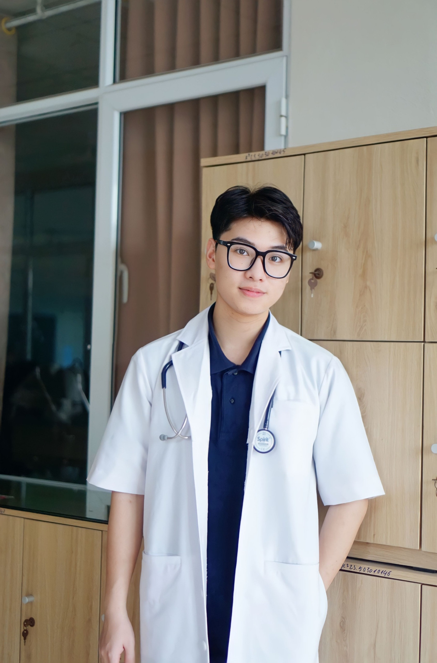 Đào Đăng Minh (sinh năm 2003) quê Quảng Ninh, hiện là sinh viên năm 2 – ngành Y Đa khoa Trường Đại học Y Dược – Đại học Thái Nguyên.