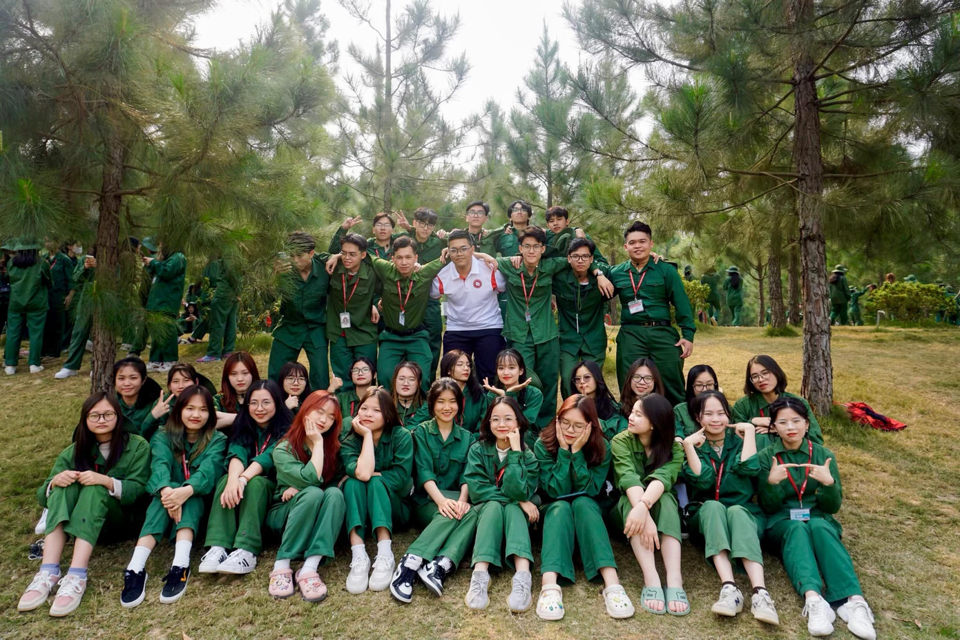 Thùy Trang cùng các bạn sinh viên trong kỳ học quân sự. Thùy Trang cùng các bạn sinh viên trong kỳ học quân sự.