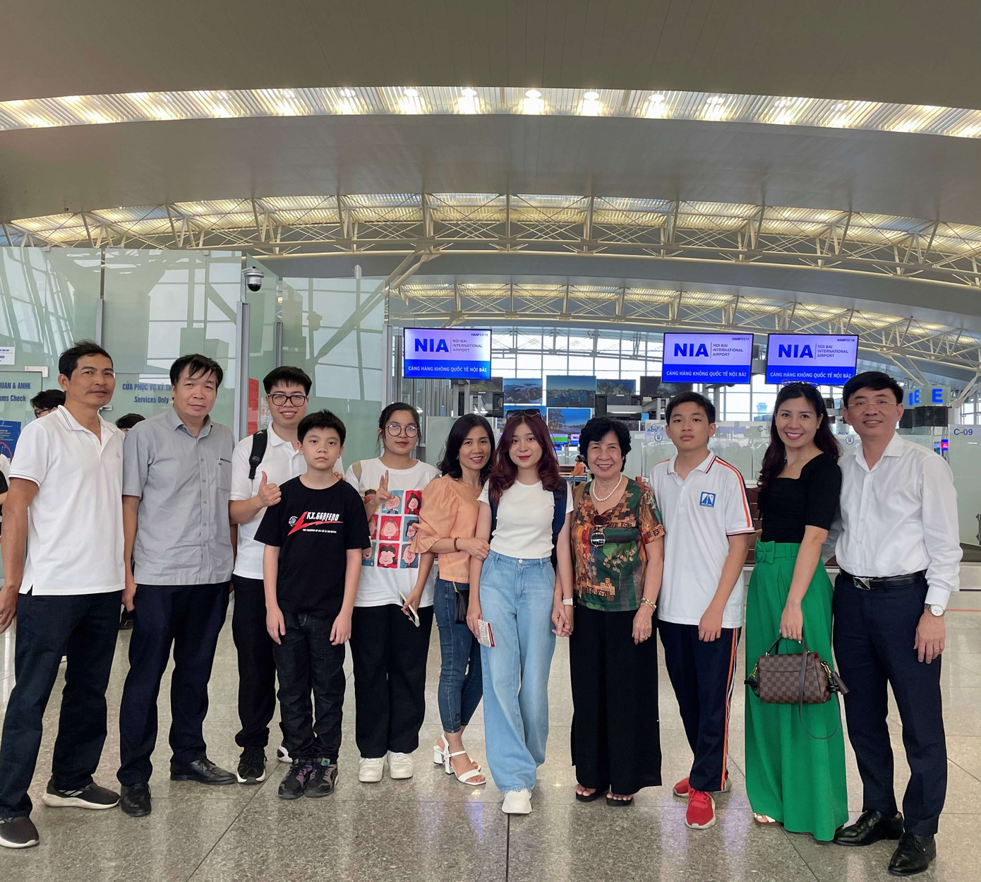 Gia đình tiễn Minh Anh đi du học. Gia đình tiễn Minh Anh đi du học.