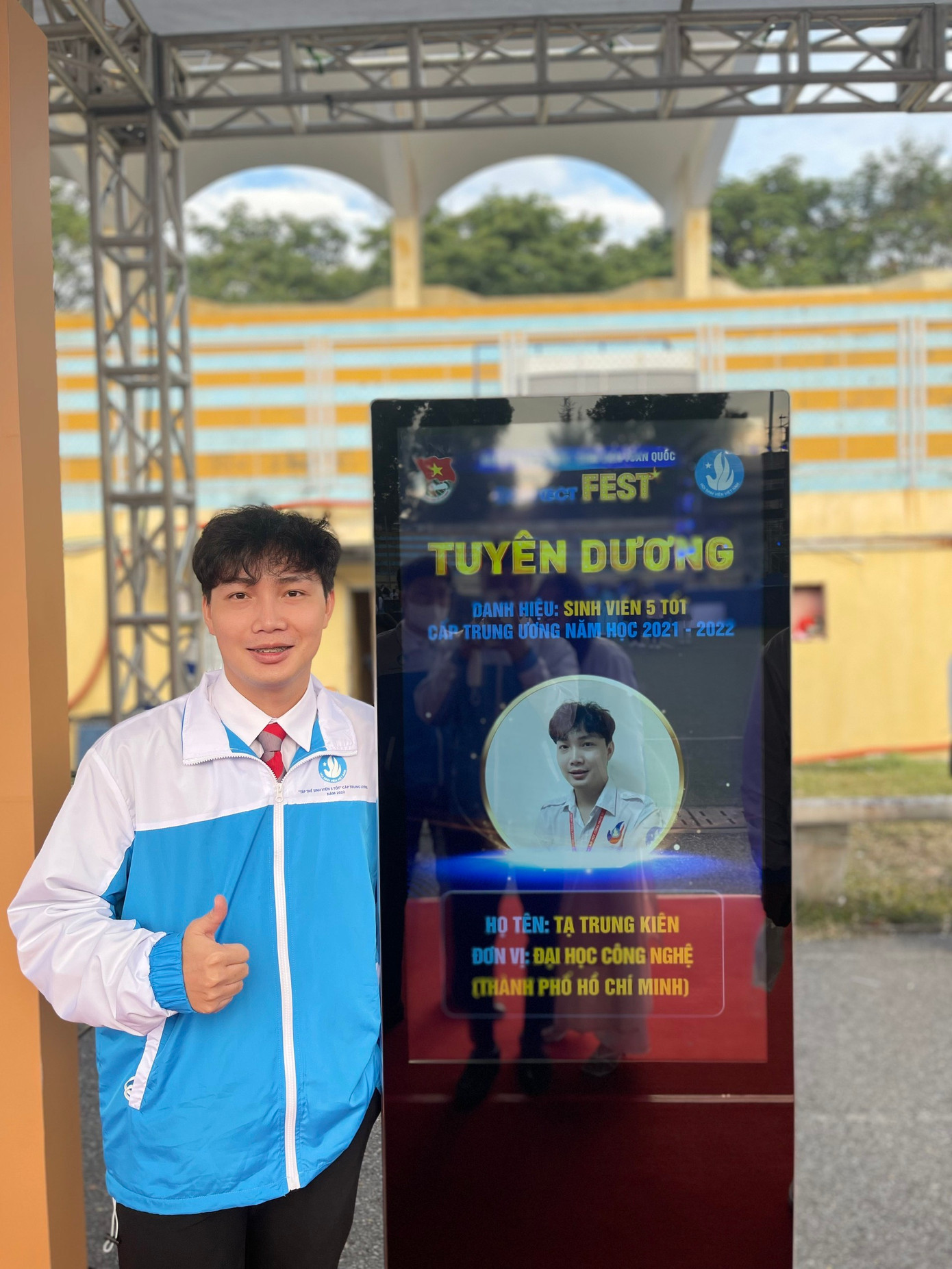 Tạ Trung Kiên (quê Cà Mau) là sinh viên năm 4 ngành Kỹ thuật Môi trường Viện Khoa học Ứng dụng, Trường Đại học Công nghệ TP Hồ Chí Minh.