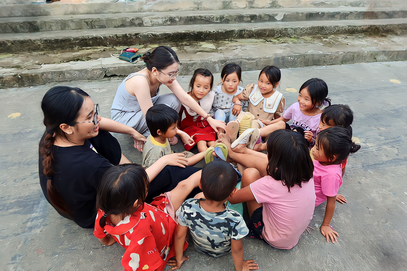 Liên tham gia tình nguyện giúp đỡ các em bé vùng cao. Liên tham gia tình nguyện giúp đỡ các em bé vùng cao.